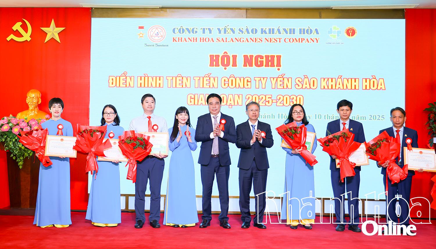 Lãnh đạo UBND tỉnh và lãnh đạo Công ty Yến sào Khánh Hòa tặng giấy khen của công ty cho các tập thể xuất sắc.

