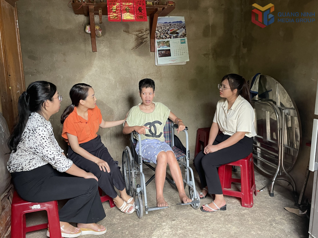 Cán bộ Hội Phụ nữ xã Quảng Tân thăm hỏi, động viên, trao tặng xe lăn cho hội viên phụ nữ khuyết tật trên địa bàn. Ảnh: Yến Vy