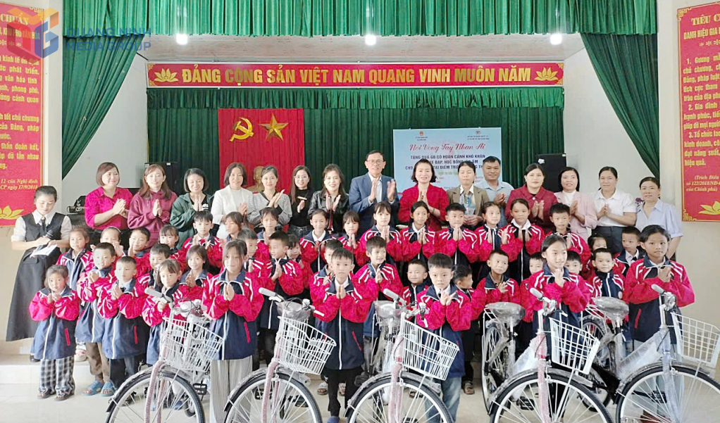 Hội Bảo trợ NKT-TMC tỉnh, UBND xã Đông Ngũ và Nhóm Thiện nguyện Hà Thảo Mộc trao tặng áo ấm và xe đạp cho các em học sinh khó khăn tại điểm trường Đông Thắng (Trường Tiểu học Đông Ngũ).