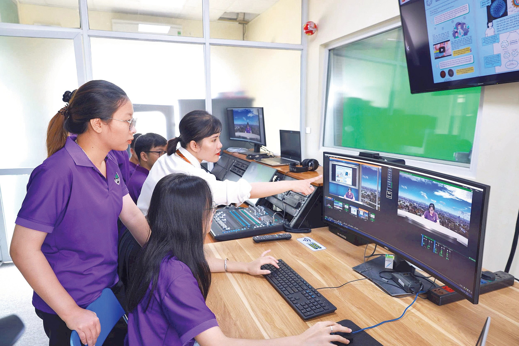 Sinh viên Trường đại học Giáo dục (Đại học Quốc gia Hà Nội) thực hành ở phòng Lab.