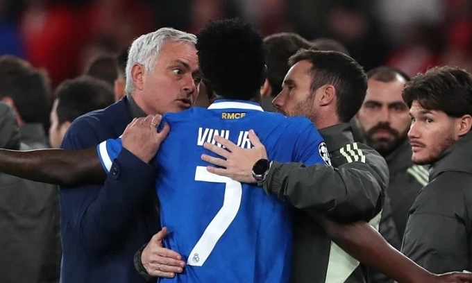HLV Jose Mourinho nói chuyện với Vinicius trong lúc trận đấu giữa Benfica và Real Madrid bị hoãn ở lượt đi vòng play-off Champions League trên sân Da Luz, thành phố Lisbon, Bồ Đào Nha tối 17/2/2026. Ảnh: AP