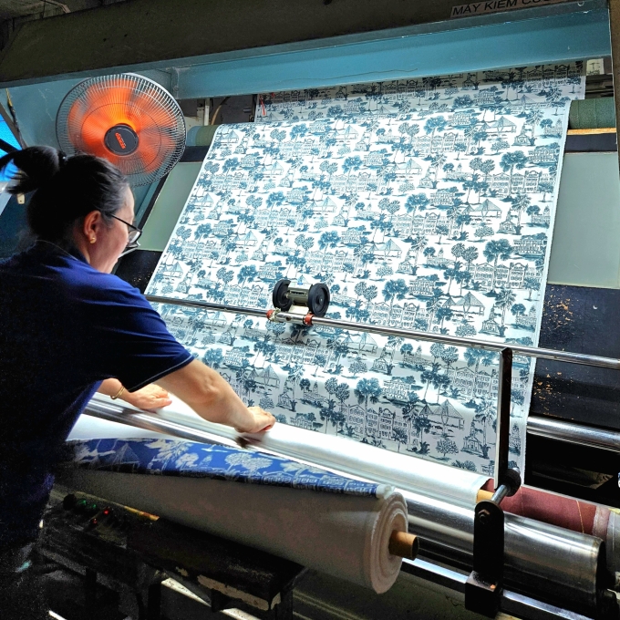 Một công nhân tại Fadatech đang thực hiện công đoạn in vải với máy in digital. Ảnh: NVCC
