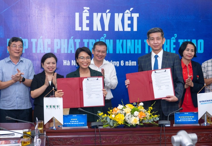 Giám đốc Sở Thể dục thể thao Nguyễn Danh Hoàng Việt (thứ hai từ phải sang) và Giám đốc điều hành Vietcontent Trần Thúy Chi (thứ ba từ trái sang) công bố thỏa thuận hợp tác tại trụ sở Sở Thể dục thể thao Hà Nội vào ngày 12/6/2026.