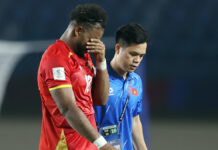 Xuân Son bật khóc khi rời sân ở FIFA ASEAN Cup