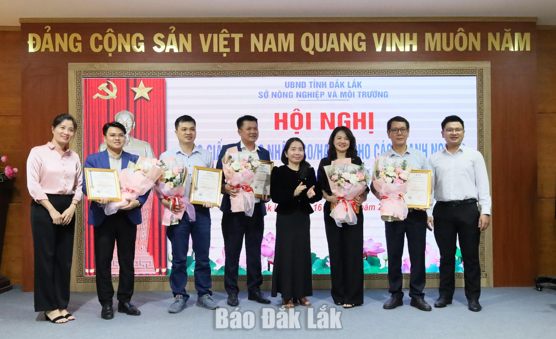 Lãnh đạo Sở Nông nghiệp và Môi trường trao Giấy chứng nhận ISO/HACCP cho các doanh nghiệp nhỏ và vừa.