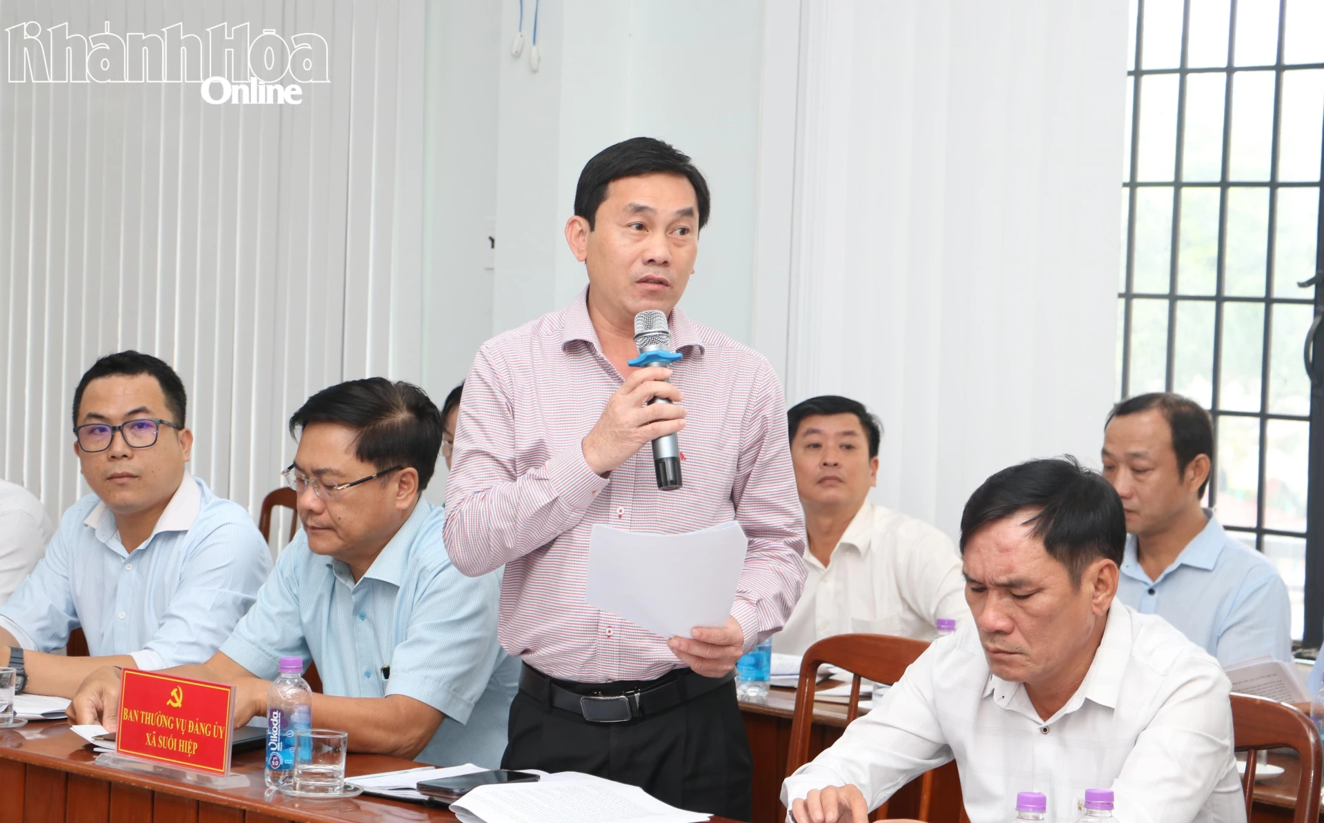 Lãnh đạo xã Suối Hiệp làm rõ một số nội dung thành viên đoàn yêu cầu.
