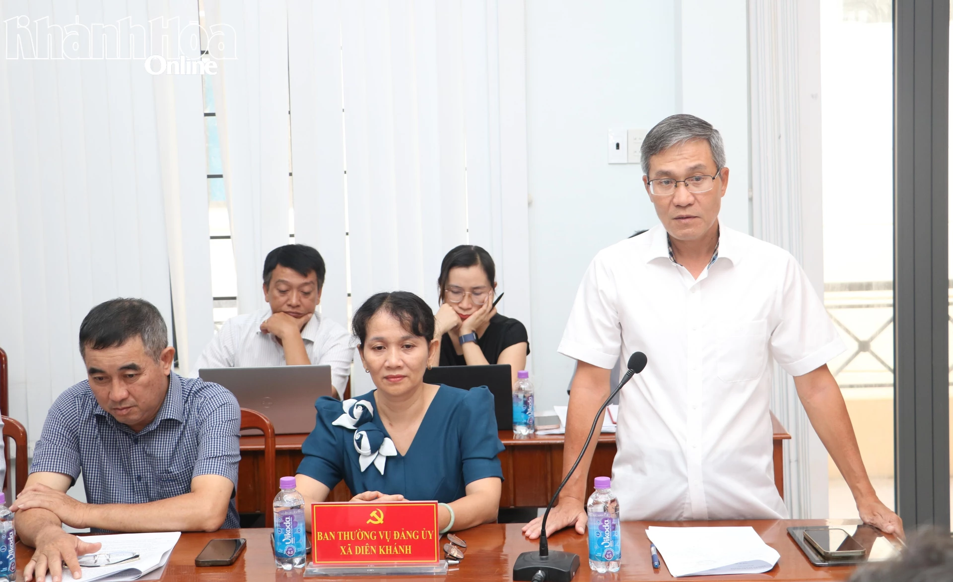 Ông Nguyễn Văn Đồng - Bí thư Đảng ủy, Chủ tịch HĐND xã Diên Khánh phát biểu tại cuộc họp.